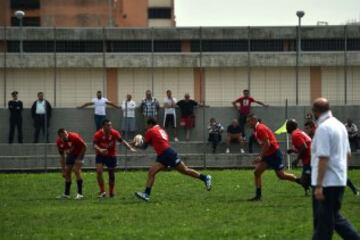 La Drola participa en una temporada regular jugando partidos reales contra equipos reales hechas por los jugadores libres. Este proyecto liderado por la asociación sin fines de lucro “Ovale Oltre le Sbarre” promueve los valores éticos del deporte jugando al juego: la observación de las normas, la lealtad, la solidaridad, el apoyo mutuo de los compañeros y el respeto a los oponentes.