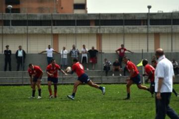  La Drola participa en una temporada regular jugando partidos reales contra equipos reales hechas por los jugadores libres. Este proyecto liderado por la asociación sin fines de lucro  “Ovale Oltre le Sbarre” promueve los valores éticos del deporte jugando al juego: la observación de las normas, la lealtad, la solidaridad, el apoyo mutuo de los compañeros y el respeto a los oponentes.