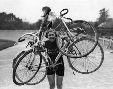 En los JJOO de 1984 de Los Ángeles el ciclismo fue de las mujeres. Entró como nueva disciplina olímpica pero mucho antes ya existían grandes ganadoras sobre ruedas. Imagen de 1932 con una de las primeras mujeres ciclista.