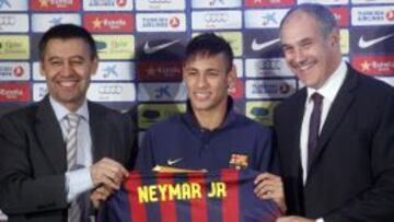 Josep Maria Bartomeu (izquierda), posa junto a Neymar (centro) y Zubizarreta (derecha) el d&iacute;a de la presentaci&oacute;n del jugador.