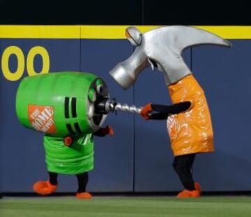 Divertido momento de las mascotas durante el partido entre St. Louis Cardinals y los Atlanta Braves.