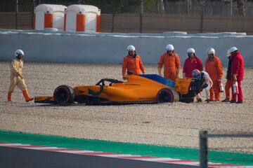 La rueda trasera derecha del McLaren de Fernando Alonso se salió, lo que provocó la bandera roja en pista.