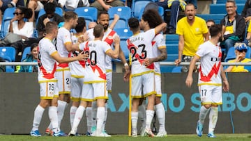 Los jugadores del Rayo celebran el gol de Bebé a Las Palmas.