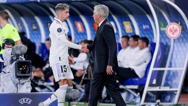 HELSINKI, FINLAND - AUGUST 10: (L-R) Fede Valverde of Real Madrid, coach Carlo Ancelotti of Real Madrid
during the UEFA Super Cup match between Real Madrid v Eintracht Frankfurt at the Olympic Stadium Helsinki on August 10, 2022 in Helsinki Finland (Photo by David S. Bustamante/Soccrates/Getty Images)