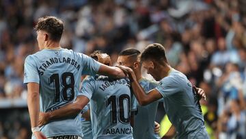 Larsen abraza a Aspas para felicitarle por su segundo gol anotado ante el C¨¢diz.