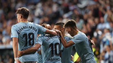 Larsen abraza a Aspas para felicitarle por su segundo gol anotado ante el Cádiz.