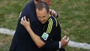 del Bosque, en el abrazo con Iniesta.