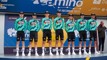 El Kern Pharma, liderado por Urko Berrade, posa en la presentación de O Gran Camiño.