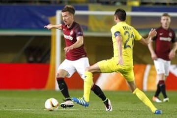 El centrocampista del Sparta de Praga Lukás Marecek disputa un balón con el centrocampista del Villarreal Bruno Soriano, durante el partido de ida de cuartos de final de la Liga Europa que ambos equipos disputan en el estadio de El Madrigal. 