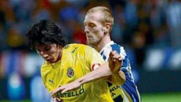 <b>INTENSO. </b>Matías Fernández aguanta el balón ante la presión del deportivista Wilhelmsson.