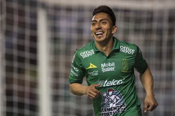 Ángel Mena de León y Brian Fernández de Necaxa encabezan la tabla de goleo con 9 goles en 11 jornadas. Rogelio Funes Mori de Rayados le sigue con ocho tantos. 