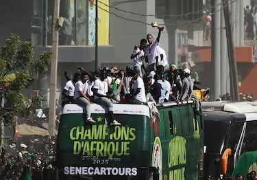 La selección de Senegal celebra con su afición el triunfo en la Copa África por las calles de Dakar.