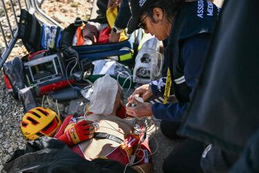 Tobias Johannessen, octavo en la genera, se fue al suelo nada más cruzar la meta en el Mont Ventoux. Tuvo que ser auxiliado y trasladado el hospital. 'Tobias tuvo problemas estomacales después de la meta. Recibió atención médica de inmediato, lo cual me alegra mucho. Está en la ambulancia y se siente mejor', contó el equipo médico del Uno-X.