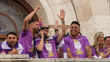 VALLADOLID, 27/05/2024.- El presidente del Real Valladolid, Ronaldo Nazario (2d), y los jugadores saludan a la afición durante la celebración del ascenso del equipo de pucela a LaLiga EA Sports, hoy lunes en la capital castellanoleonesa. EFE/ Nacho Gallego.
