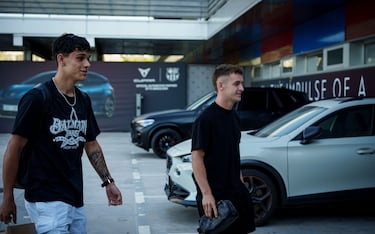 Héctor Fort e Iñaki Peña a su llegada a las pruebas médicas del club catalán.