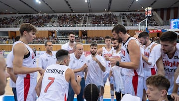 A¨ªto Garc¨ªa Reneses y Marc Gasol dialogan en un tiempo muerto del B¨¤squet Girona durante la pretemporada.