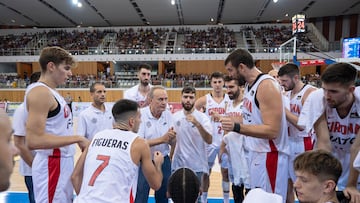 Aíto García Reneses y Marc Gasol dialogan en un tiempo muerto del Bàsquet Girona durante la pretemporada.