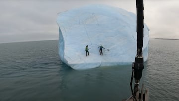 Mike Horn y Borge Ouslan escalando un iceberg en Svalbard