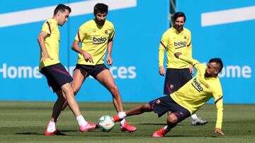 Busquets, Piqu&eacute;, Vidal y Messi, en un entrenamiento.