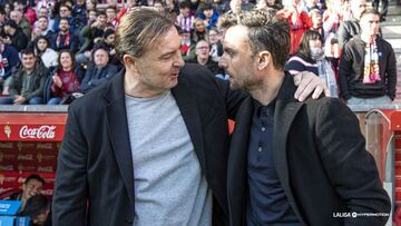 Cristóbal Parralo saluda a Rubén Albés antes del partido en El Molinón.