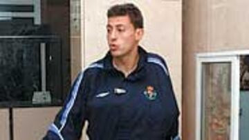 <b>EN EL HOSPITAL</b>. Javi Jiménez, con el brazo en cabestrillo, antes de ser operado.