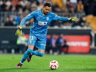 Dimitrievski durante un partido con el Valencia.