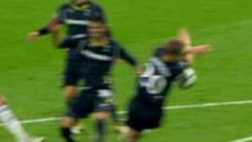 El árbitro Felix Brich se traga un penalti de Dawson