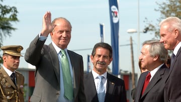 S001. La Penilla de Cayón (Cantabria), 27/09/05.- El Rey Juan Carlos saluda a su llegada a la fábrica de Nestlé, que este año cumple su centenario, en presencia del presidente cántabro, Miguel Angel Revilla (c), del presidente y director general de Nestlé en España, José Arcas (2d), y del director general de Nestlé Europa, Lars Olofsson (d). EFE/Esteban Cobo.