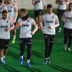 Celades, con lo justo en defensa: Garay y Costa, fuera de la lista