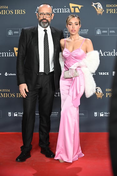 Risto Mejide y Grecia Castta posan en la alfombra roja de los Premios Iris 2024, los galardones organizados por la Academia de la Televisión.