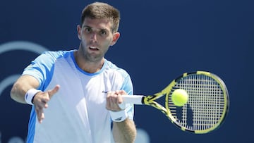 Federico Delbonis devuelve una bola ante John Millman durante un partido en el Miami Open de 2019.