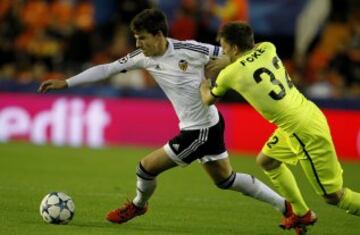 Valencia's forward Santi Mina (L) vies with Gent's midfielder Thomas Foket during the UEFA Champions League group H football match Valencia CF vs KAA Gent at the Mestalla stadium in Valencia on October 20, 2015.   AFP PHOTO/ JOSE JORDAN