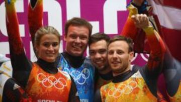 De izquierda a derecha, Natalie Geisenberger, Felix Loch, Tobias Wendl y Tobias Arlt, de Alemania, celebran su t&iacute;tulo por requipos en luge. 