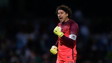 Guillermo Ochoa festeja un gol con el América.