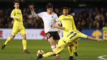 Carlos Soler regatea a Jaume Costa durante el Villarreal-Valencia de Liga Santander.