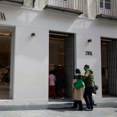 Pone estos carteles en la puerta de un Zara y pasa lo que se podía ver venir