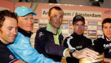 <b>ASPIRANTES. </b>Simoni (38 años), Vinokourov (36), Basso (32), Evans (33), Sastre (35), Cunego (28) y Garzelli (36) posan con el trofeo.