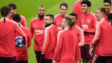 Barcelona&#039;s Spanish defender Jordi Alba (C-L), Barcelona&#039;s Chilean midfielder Arturo Vidal (4thL) and teammates joke during a training session on November 5, 2018 at San Siro stadium, on the eve of the UEFA Champions League group B football match Inter Milan vs Barcelone. (Photo by Miguel MEDINA / AFP)