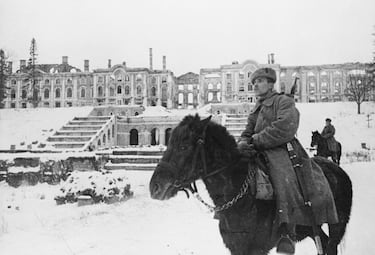 Durante la Segunda Guerra Mundial, la ciudad fue víctima de uno de los asedios más largos y mortales de la historia moderna. Entre el 8 de septiembre de 1941 y el 27 de enero de 1944, la ciudad estuvo completamente rodeada por las fuerzas alemanas y finlandesas, que buscaban rendirla por hambre y aislamiento. El sitio duró 872 días y provocó la muerte de más de un millón de personas, la mayoría civiles.

La estrategia nazi no consistía en conquistar la ciudad, sino en exterminarla. Hitler ordenó que Leningrado fuera borrada del mapa, sin preocuparse por la suerte de sus habitantes. Las vías de suministro fueron cortadas, y durante los inviernos extremos, con temperaturas de hasta -40 °C, la población sufrió hambre, enfermedades y bombardeos constantes. Se documentaron casos de canibalismo y miles de muertes diarias por inanición.

A pesar de las condiciones inhumanas, la ciudad resistió. En enero de 1943, el Ejército Rojo logró abrir un estrecho corredor terrestre que permitió el ingreso limitado de provisiones, pero el cerco no se rompió completamente hasta un año después. Cuando finalmente fue liberada, Leningrado estaba en ruinas, pero su resistencia se convirtió en símbolo de heroísmo soviético y de la capacidad humana para sobrevivir al horror absoluto.
