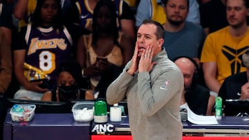 Los Angeles (United States), 09/04/2022.- Los Angeles Lakers head coach Frank Vogel reacts during the second quarter of the NBA basketball game between the Los Angeles Lakers and the Oklahoma City Thunder at the Crypto.com Arena in Los Angeles, California, USA, 08 April 2022. (Baloncesto, Estados Unidos) EFE/EPA/ETIENNE LAURENT SHUTTERSTOCK OUT
