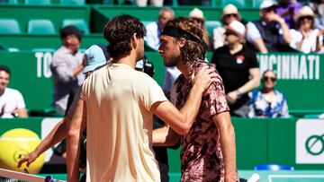 Los tenistas Taylor Fritz y Stefanos Tsitsipas se saludan tras su partido en cuartos de final del Masters 1.000 de Montecarlo.