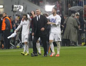 Ancelotti celebra con los jugadores el pase a la final.