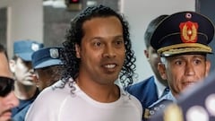 Acusan a Ronaldinho de hacer fiestas con modelos durante su arresto domiciliario