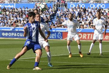 Manu García se hace con el balón ante Lucas Vázquez.