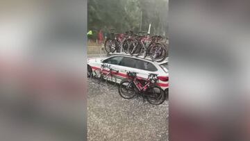 Potente granizada en plena carrera obligó a ciclistas a bajarse de la bici