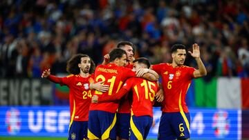 Los jugadores de la selección española celebran su victoria.