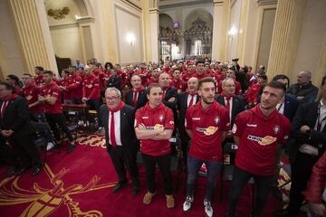 La plantilla de Osasuna en la parroquia de San Lorenzo donde ofrecieron el ascenso a Primera Division a San Fermín.