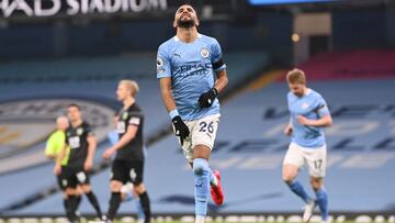 Soccer Football - Premier League - Manchester City v Burnley - Etihad Stadium, Manchester, Britain - November 28, 2020 Manchester City&#039;s Riyad Mahrez celebrates scoring their first goal Pool via REUTERS/Laurence Griffiths EDITORIAL USE ONLY. No use w