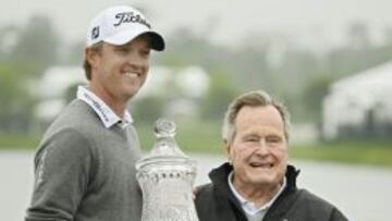 Matt Jones con el trofeo y el expresidente de EE UU George H.W. Bush.