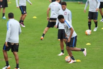 Corinthians entrenó en la tarde del martes en El Campín, bajo una permanente lluvia.  El equipo brasileño hizo trabajo defensivo en los cobros de pelota parada, previo al partido frente a Santa Fe del miércoles.